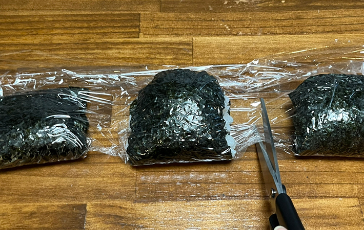 ラップをハサミでカットしている写真（撮影：grapeフード編集部）