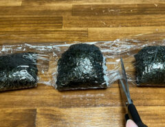 おにぎりを作る写真（撮影：grapeフード編集部）