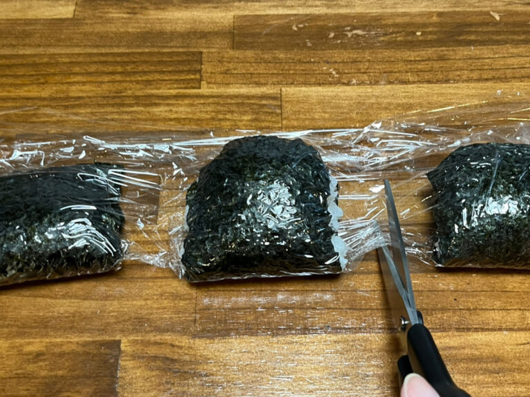 おにぎりを作る写真（撮影：grapeフード編集部）