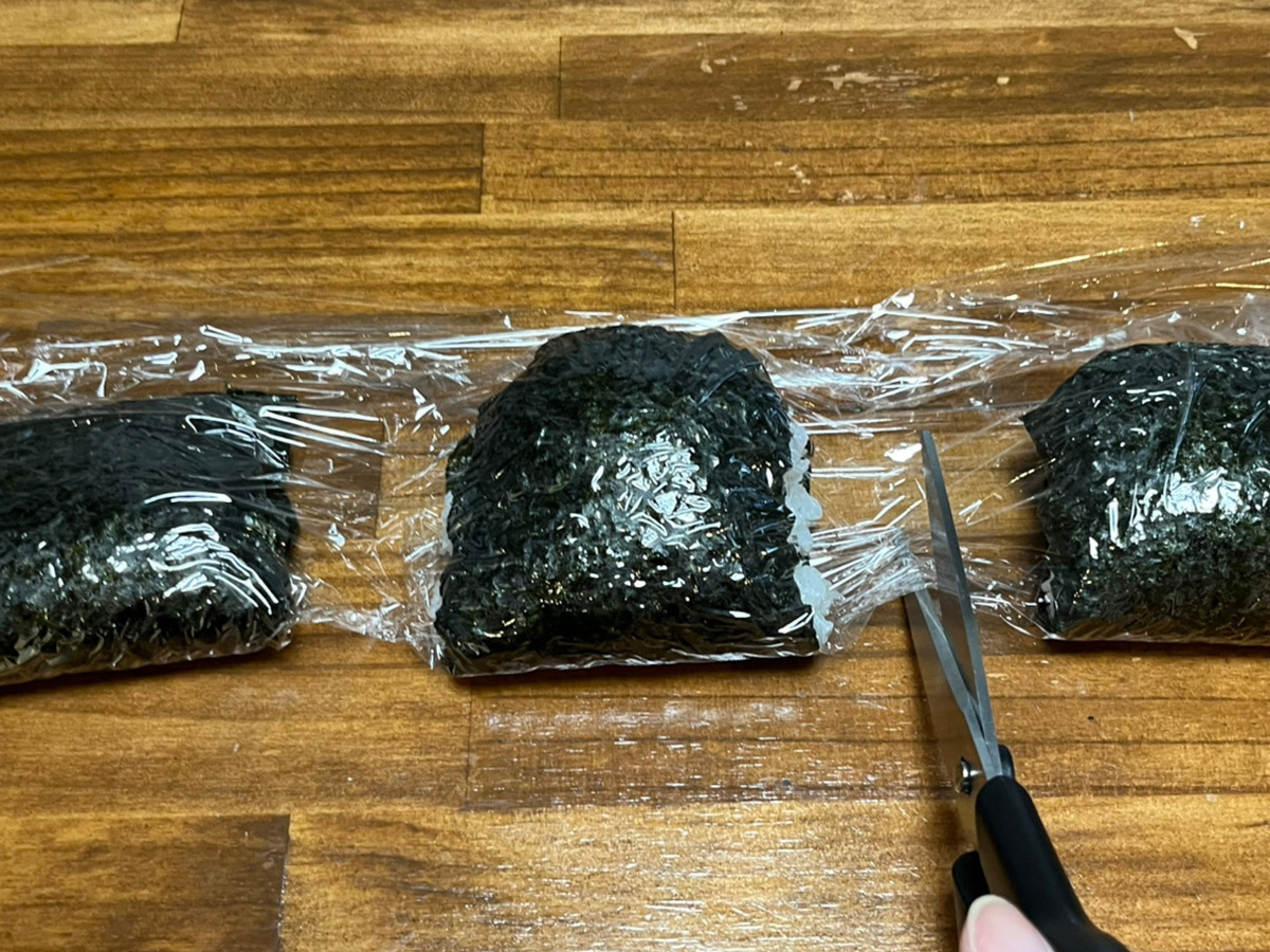 おにぎりを作る写真（撮影：grapeフード編集部）