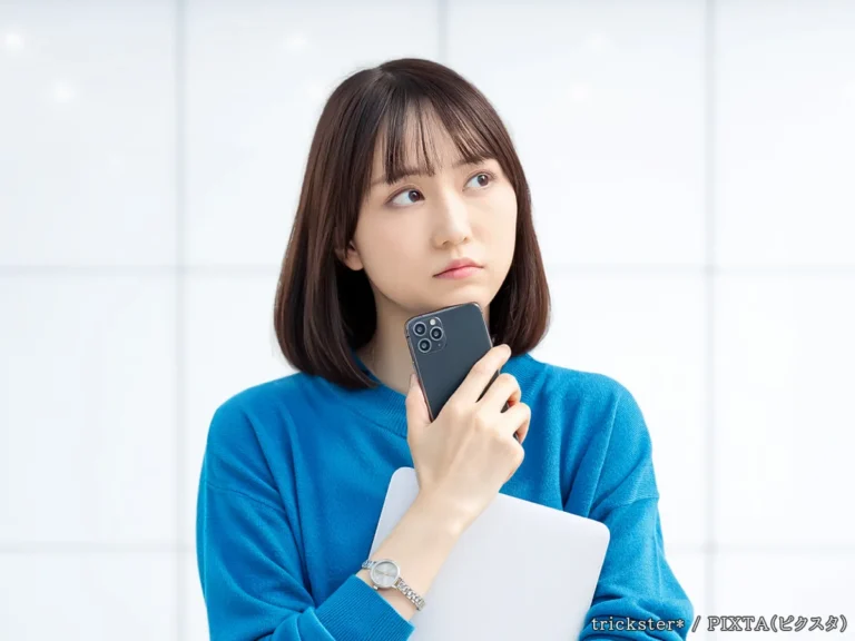 スマホを持つ女性の写真