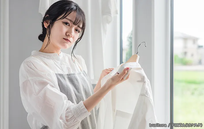 洗濯をする女性