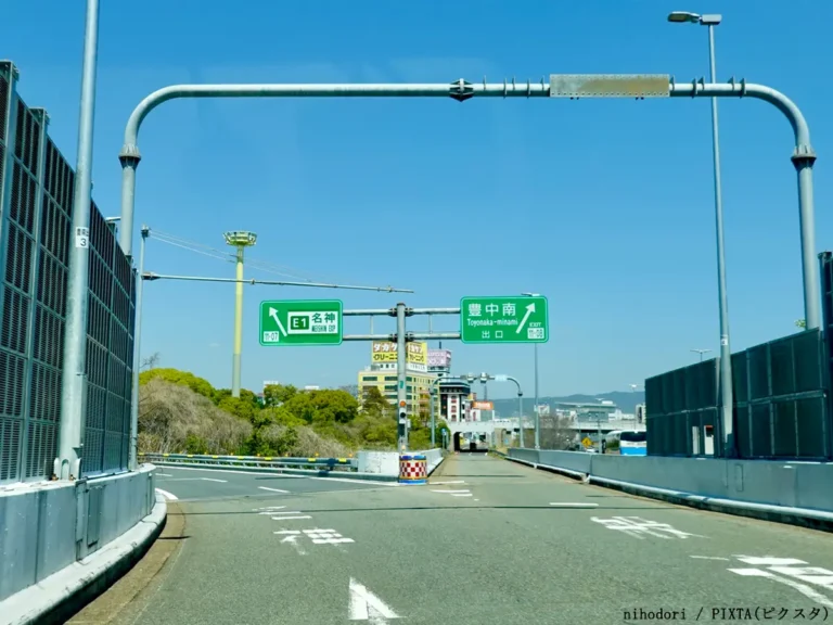 高速道路の分岐の写真