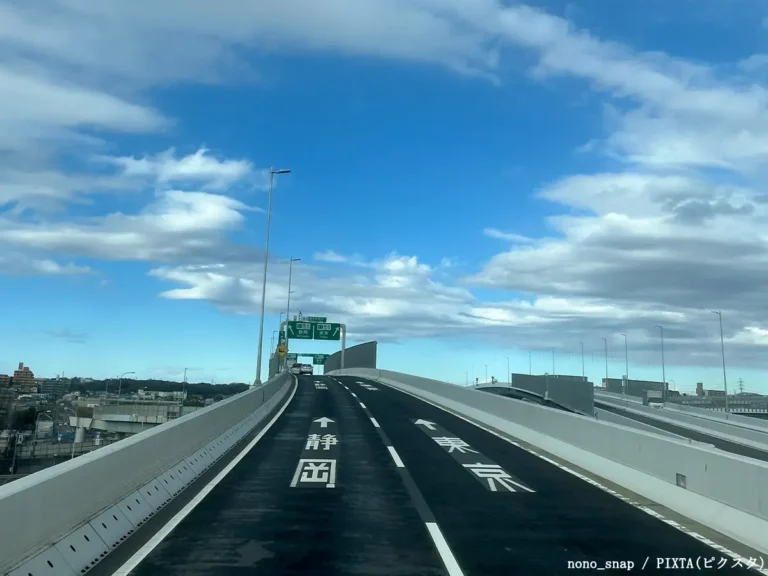 分岐のある道路の写真