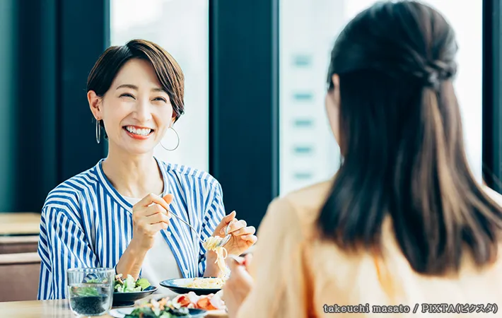 カフェで食事をする人の写真