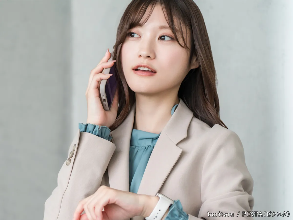 急いでいる女性の写真