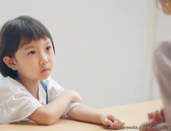 子供と話している写真