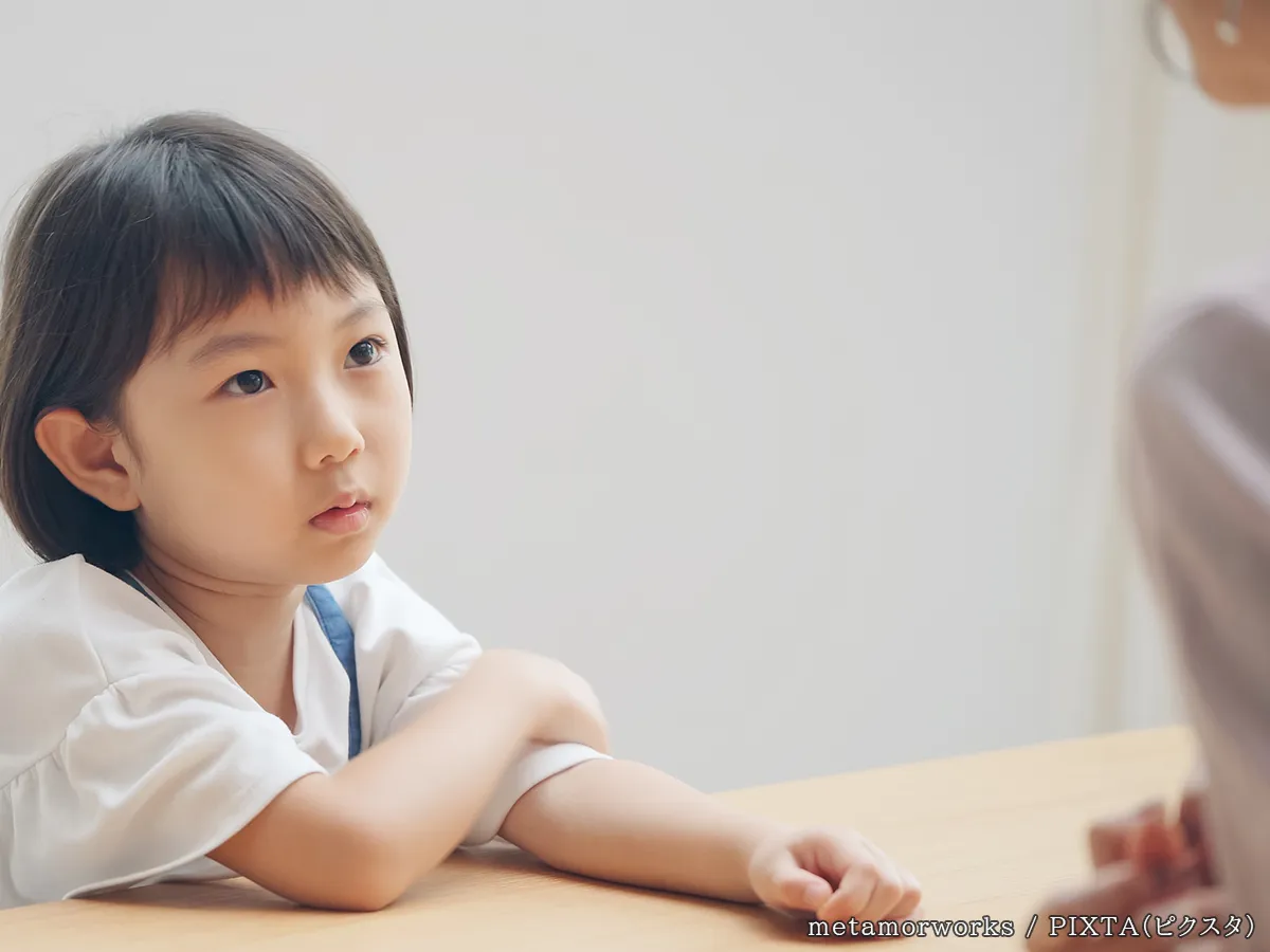 子供と話している写真