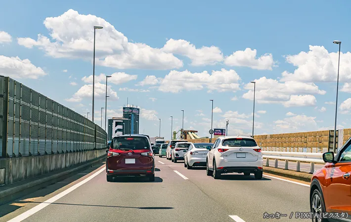 道路と車の写真