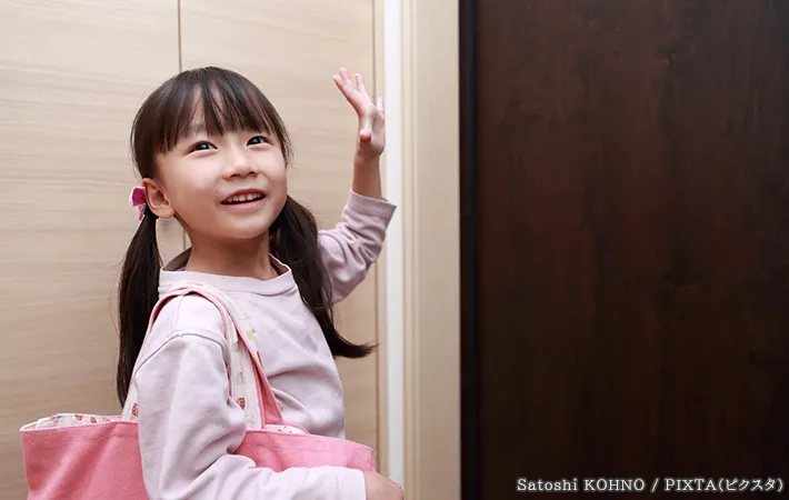 玄関にいる子供の写真
