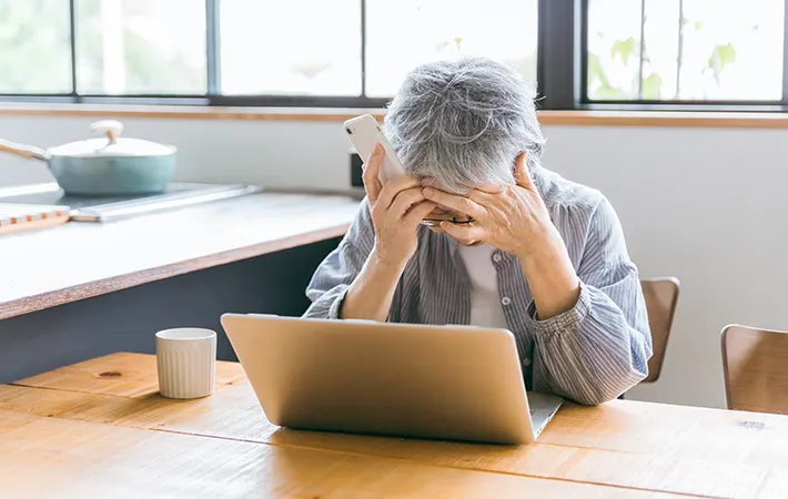 パソコンの前で困っている人の写真