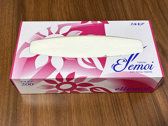 机に置かれた箱ティッシュ（撮影：grapeライフハック編集部）