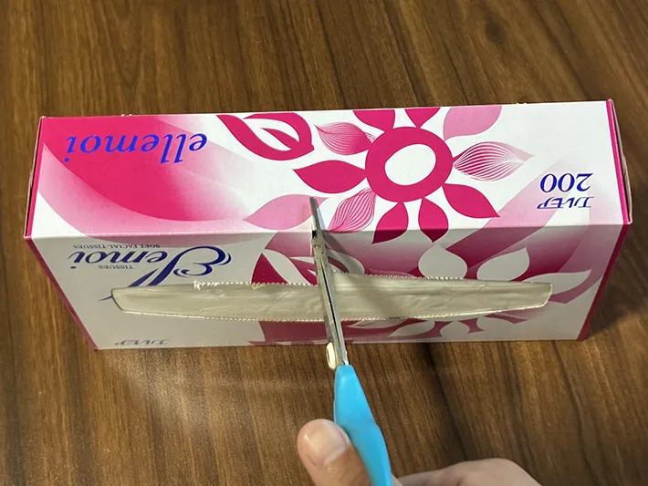 ティッシュの取り出し口を切る場面（撮影：grapeライフハック編集部）