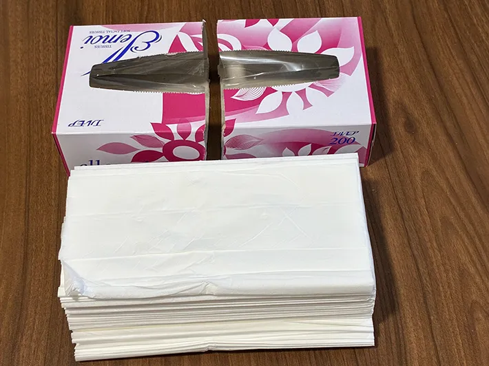 切り分けたティッシュの箱と、中身（撮影：grapeライフハック編集部）