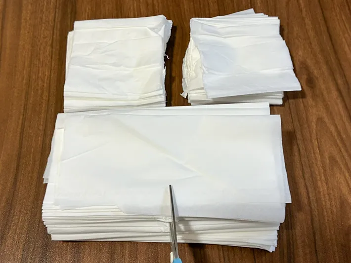 ティッシュを半分に切る場面（撮影：grapeライフハック編集部）