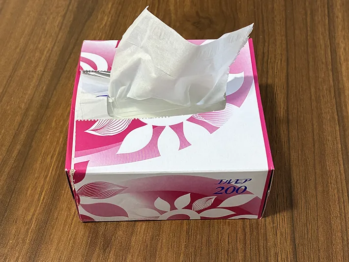 半分にカットして仕上げたティッシュボックス（撮影：grapeライフハック編集部）