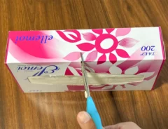 ティッシュの取り出し口を切る場面（撮影：grapeライフハック編集部）