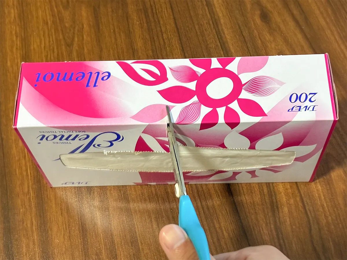 ティッシュの取り出し口を切る場面（撮影：grapeライフハック編集部）