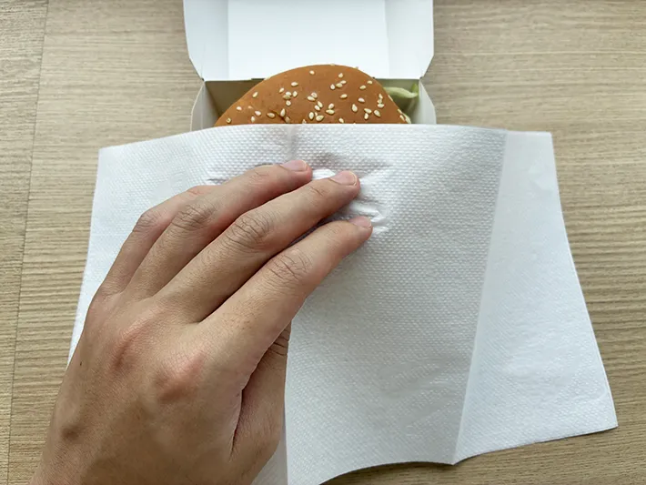ハンバーガーに紙ナプキンをかぶせる場面（撮影：grapeライフハック編集部）
