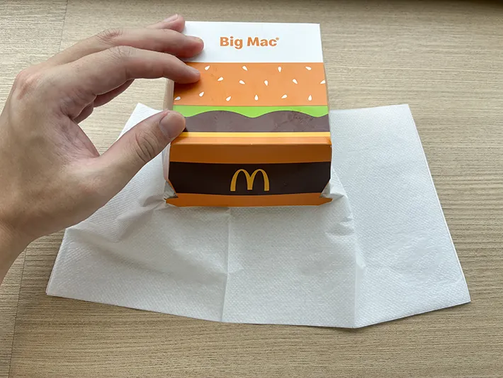 ハンバーガーの蓋を閉じる場面（撮影：grapeライフハック編集部）