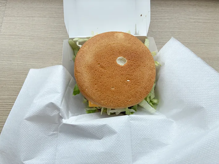蓋を開けたハンバーガーの箱（撮影：grapeライフハック編集部）
