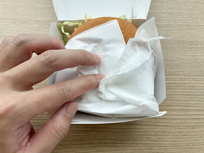 紙ナプキンでたたんだハンバーガー（撮影：grapeライフハック編集部）