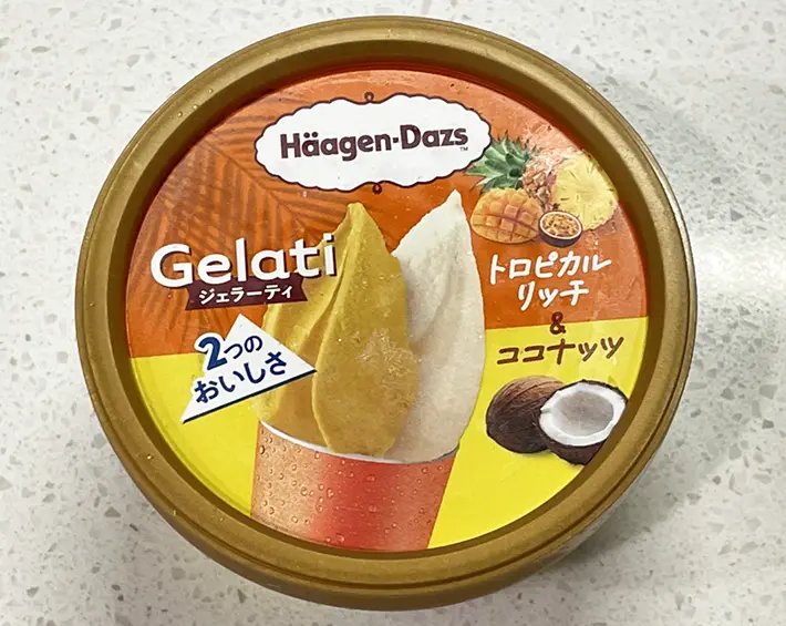 ミニカップ Gelati『トロピカルリッチ＆ココナッツ』の写真（撮影：grapeフード編集部）