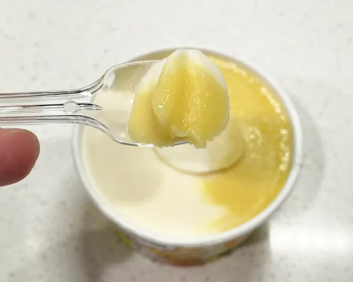ミニカップ Gelati『トロピカルリッチ＆ココナッツ』を食べる写真（撮影：grapeフード編集部）