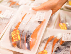 「新鮮だと逃げちゃうんじゃない?」スーパーの魚を見て息子が抱いた疑問に母親が…