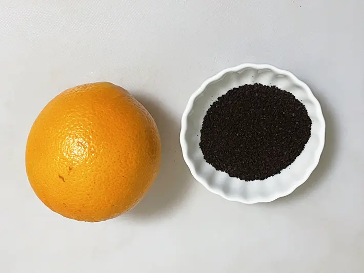 オレンジとコーヒー粉の写真（撮影：grapeフード編集部）