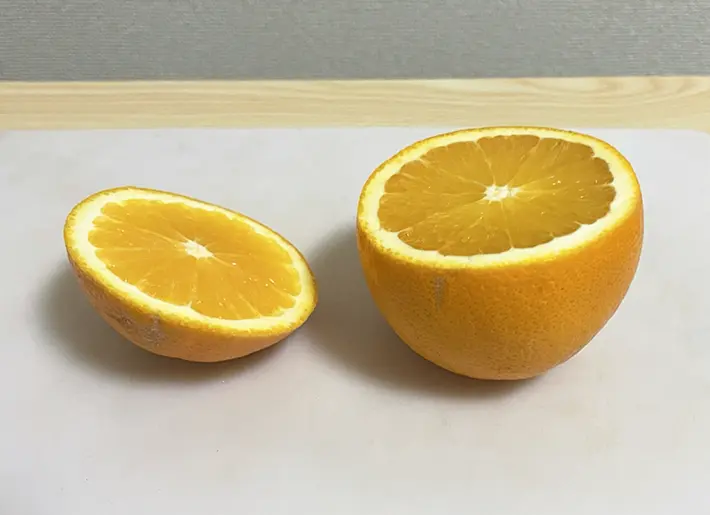 オレンジをカットした写真（撮影：grapeフード編集部）