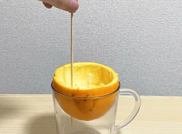 オレンジに穴を開ける写真（撮影：grapeフード編集部）