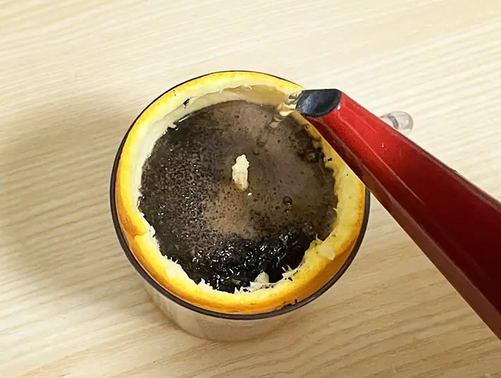 コーヒー粉を入れてお湯を注ぐ写真（撮影：grapeフード編集部）