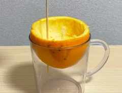 オレンジに穴を開ける写真（撮影：grapeフード編集部）