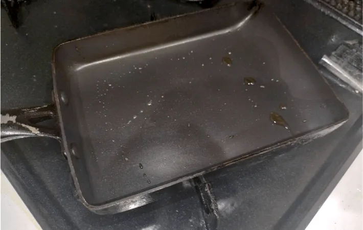 玉子焼き器にごま油をなじませている画像（撮影：エニママ）