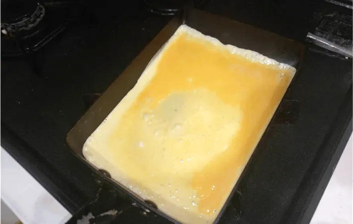 玉子焼きを焼いている画像（撮影：エニママ）