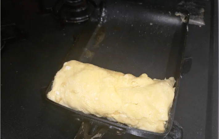 残りの卵液を加えて焼いている画像（撮影：エニママ）