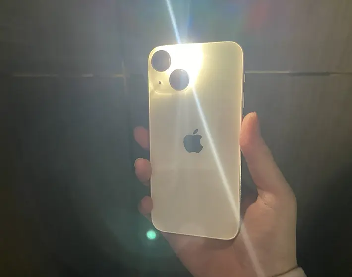 スマホのライトをつけた写真（撮影：grapeライフハック編集部）