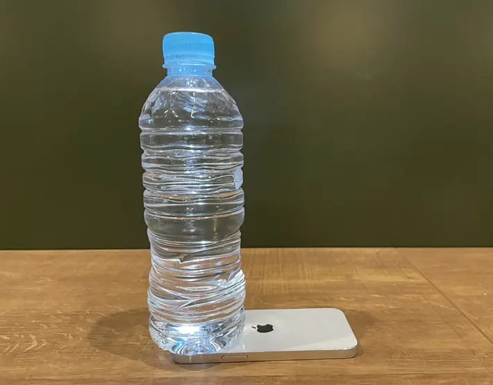 スマホのライトの上にペットボトルを置いた写真（撮影：grapeライフハック編集部）