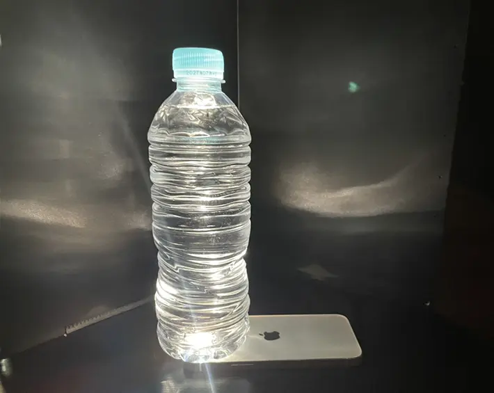 スマホとペットボトルを組み合わせた簡易ライトの写真（撮影：grapeライフハック編集部）