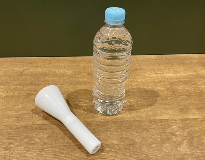 ペットボトルと懐中電灯の写真（撮影：grapeライフハック編集部）
