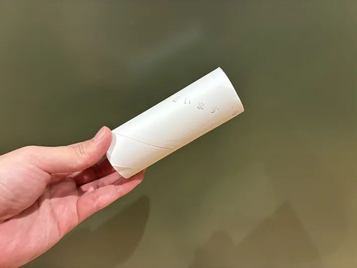手で持ったトイレットペーパーの芯（撮影：grapeライフハック編集部）