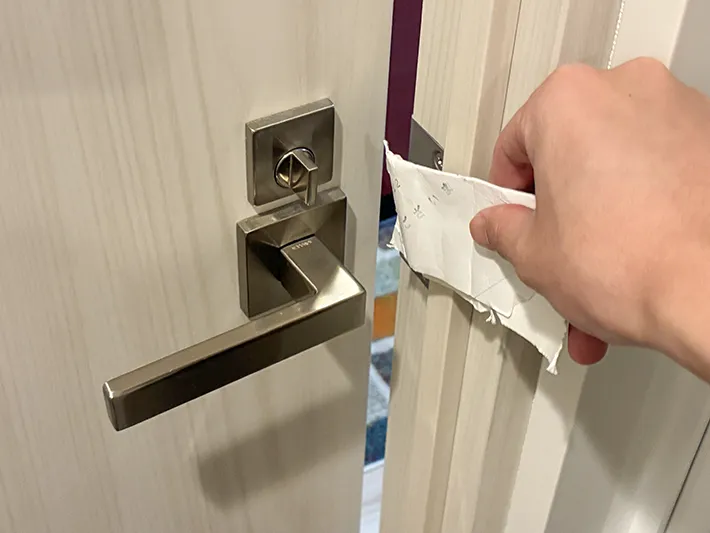 トイレットペーパーの芯で開いたトイレのドア（撮影：grapeライフハック編集部）