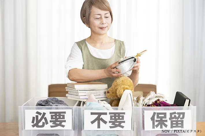 リビングで断捨離をする女性