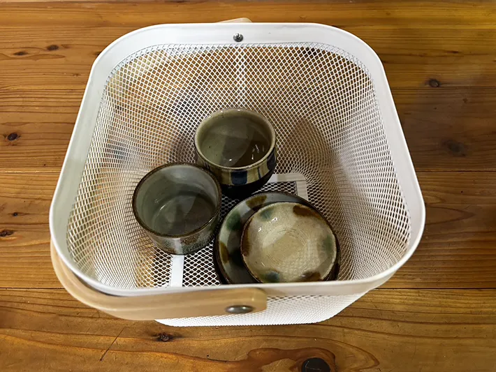 容器の中にまとめた食器類（撮影：grapeライフハック編集部）