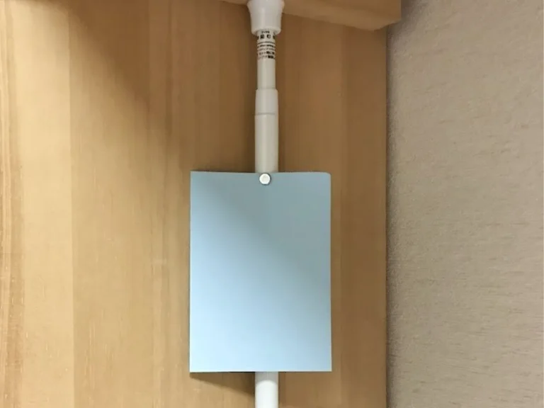 つっぱり棒につけたメモ用紙（撮影：清水幸子さん）