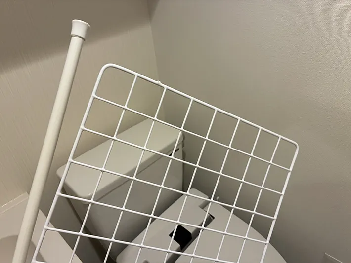 トイレで手にするつっぱり棒とワイヤーネット（撮影：grapeライフハック編集部）