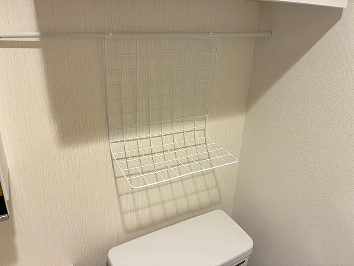 トイレのデッドスペースに置いた、曲げたワイヤーネット（撮影：grapeライフハック編集部）