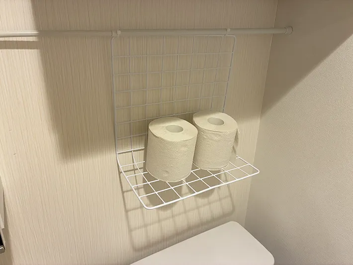 ワイヤーネットに収納したトイレットペーパー（撮影：grapeライフハック編集部）