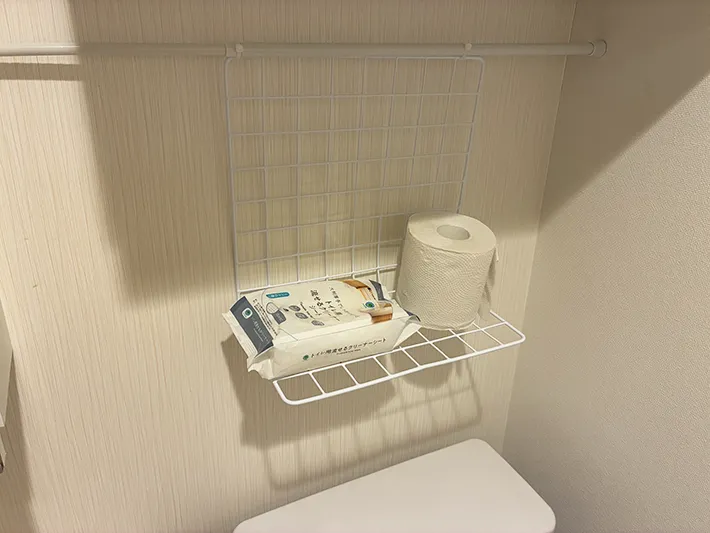 ワイヤーネットに収納したトイレットペーパーとクリーナーシート（撮影：grapeライフハック編集部）